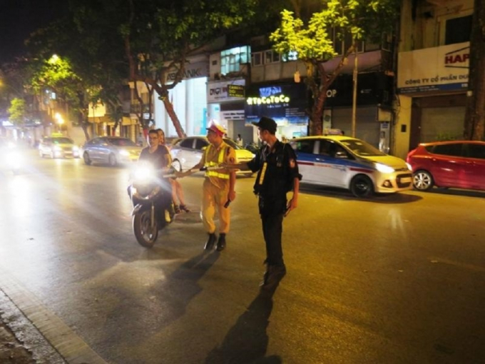 0958_Bat_Den_Pha_Tro