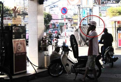 55422363-1322828060-nghe-dien-thoai-gan-cay-xang-2