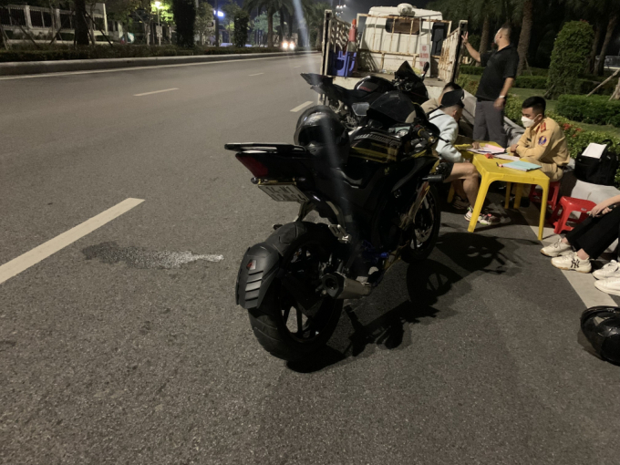 1910064_nhom_thanh_nien_dieu_khien_mo_to_phan_khoi