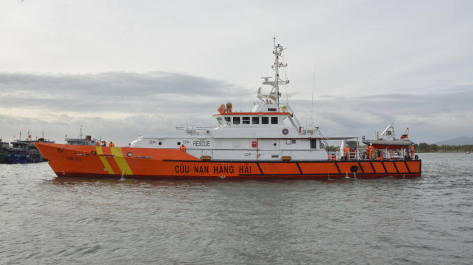 Tàu SAR 413 đưa 05 thuyền viên và 02 thi thể về bờ