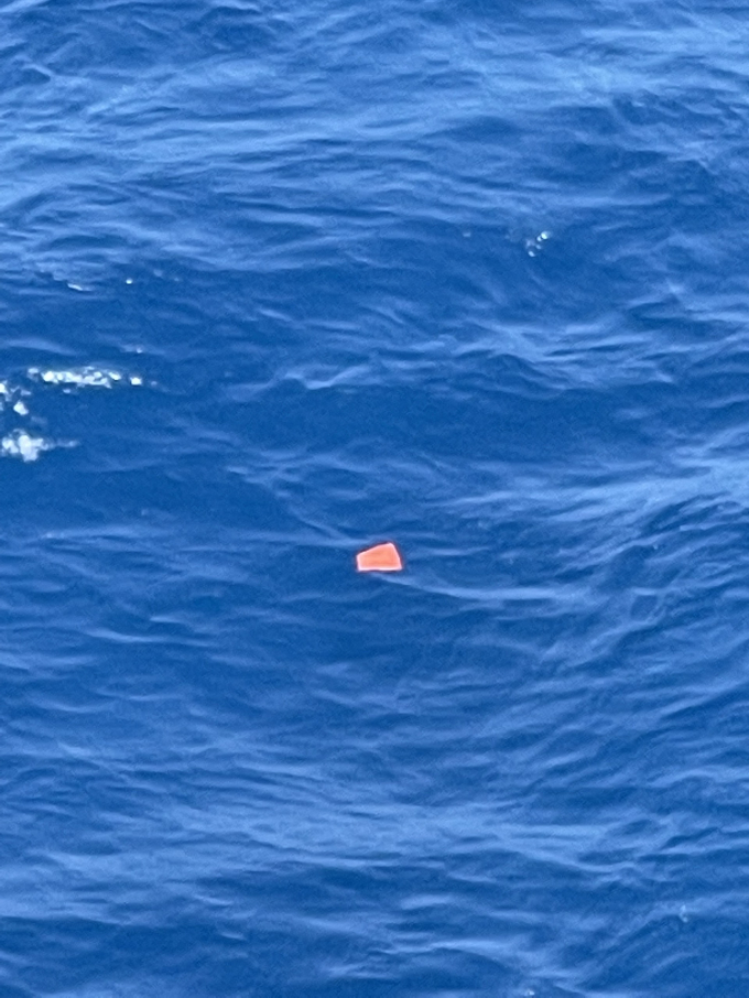 Nhiều vật thể trôi dạt tại hiện trường nghi là của