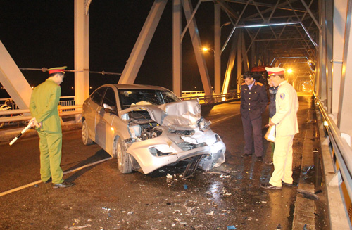 vovgiaothong_Xe 4 chỗ nát đầu sau cú đâm ôtô tải