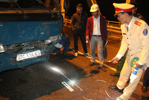 vovgiaothong_Xe 4 chỗ nát đầu sau cú đâm ôtô tải