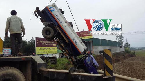 vovgiaothong_Nổ lốp, xe chở xăng dầu lao xuống vệ đường