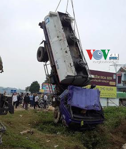 vovgiaothong_Nổ lốp, xe chở xăng dầu lao xuống vệ đường