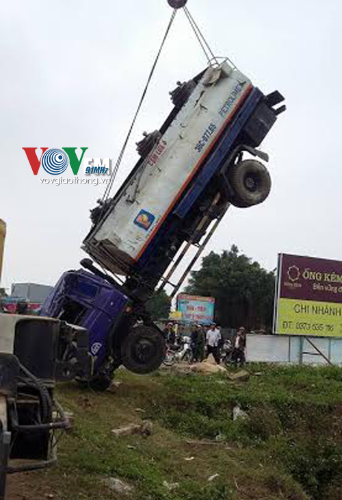 vovgiaothong_Nổ lốp, xe chở xăng dầu lao xuống vệ đường