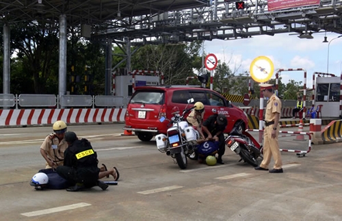 csgt-truy-duoi-cuop-xe-may-bat-tron-ca-o-khung