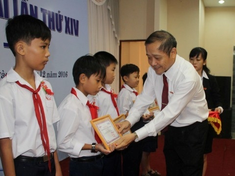 hoc-sinh-ngheo-Custom