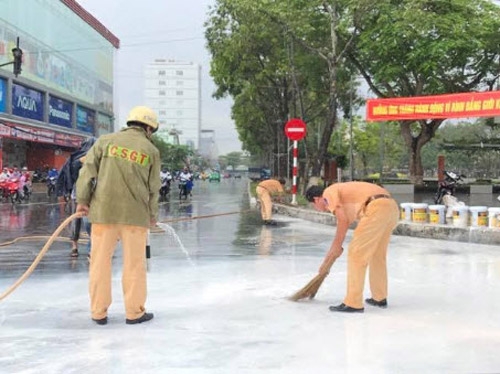 csgt-dam-mua-giup-nguoi-dan-quet-son-bi-do-ra-duon