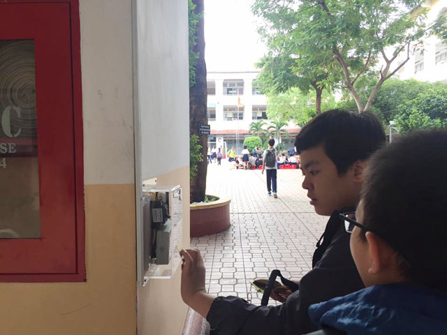 mot-truong-cap-2-o-tphcm-diem-danh-hoc-sinh-bang-h