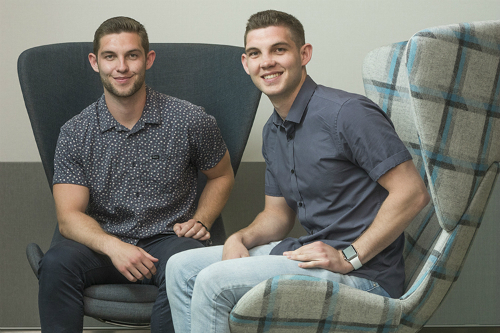 anh-em-sinh-doi-trung-tuyen-Ap-3799-5741-152722353