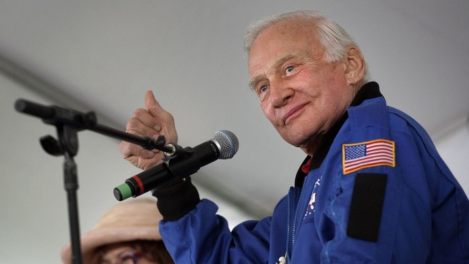 1-Buzz-Aldrin-1530159150_680x0