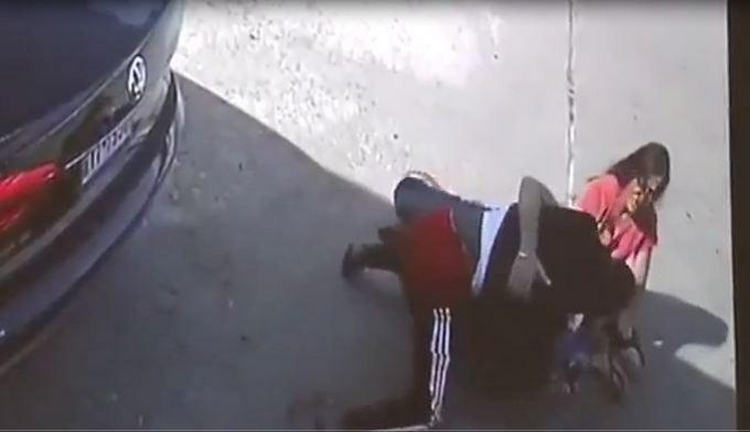 nguoi-phu-nu-bi-ten-cuop-keo-le-2018-08-24-10-32_0