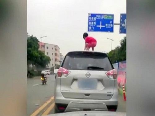 thot-tim-be-gai-treo-qua-cua-so-troi-dung-nhay-tre