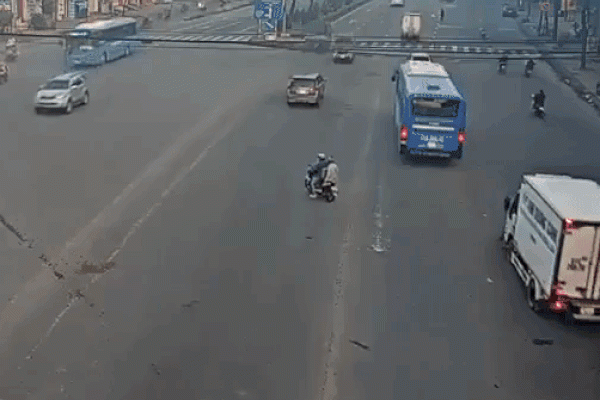 xe-tai-dam-2-nguoi-dung-giua-duong-giadinhmoivn-14