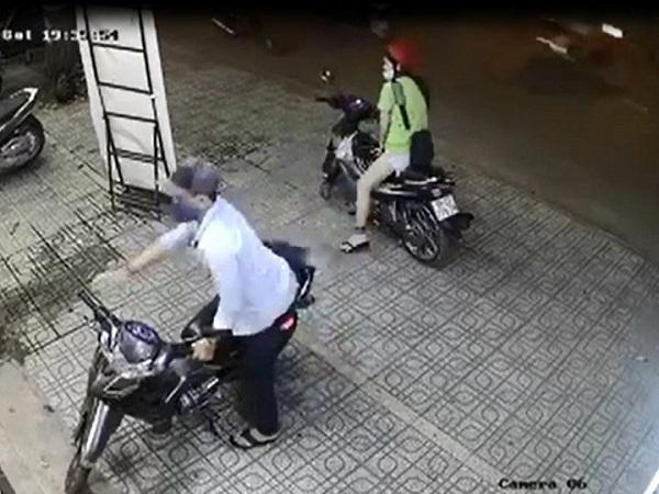 doi-nam-nu-trom-xe-may-2018-11-12-10-48