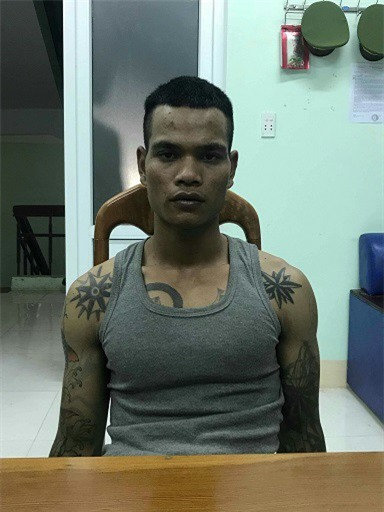 Bat-doi-tuong-khong-che-nu-can-bo-de-cuop-tai-san-