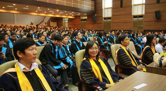 dai-hoc-dau-tien-ky-hop-dong-mien-hoc-phi-cho-nghi