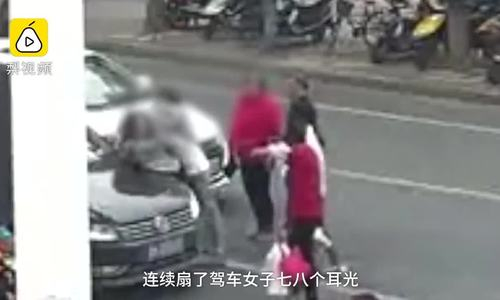 co-gai-di-bo-danh-nu-tai-xe-vi-khong-nhuong-duong-