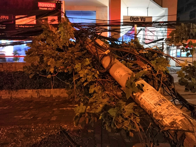 truy-tim-xe-bon-cho-xang-keo-do-4-cot-dien-trong-d