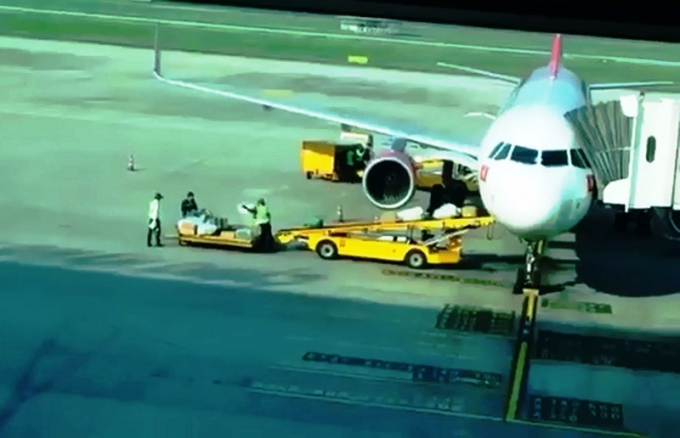 nem-hanh-ly-cua-khach-di-may-bay_stvg