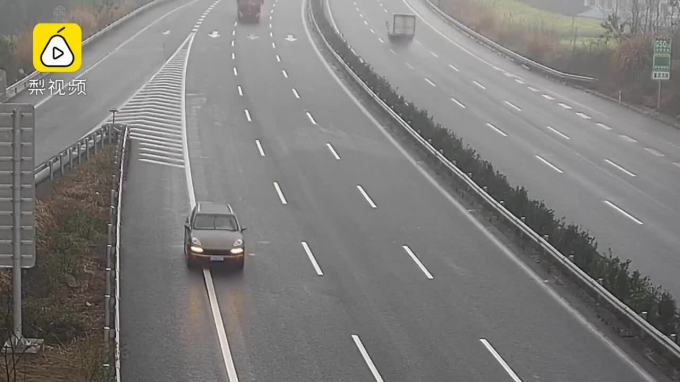 nu-tai-xe-xe-porsche-chay-lui-tren-cao-toc-phai-th