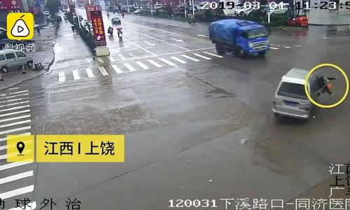 nguoi-phu-nu-vang-nua-nguoi-khoi-oto-thoat-chet-nh