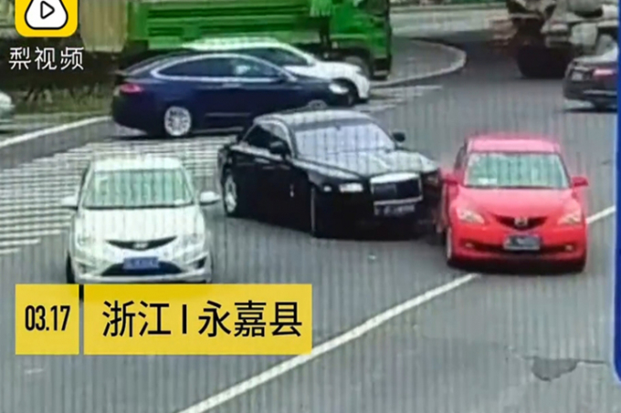 RollsRoyceVachamMazda3TOP-1552-2378-3191-155298906