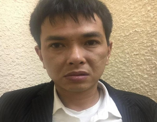 no-sung-cuop-tien-cho-long-bien-1