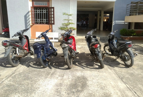 tang-vat-5-xe-may-be-khoa-trom-1978-1559096809