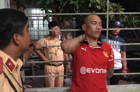 csgt-binh-duong-truy-duoi-tom-gon-ten-cuop-taxi-1