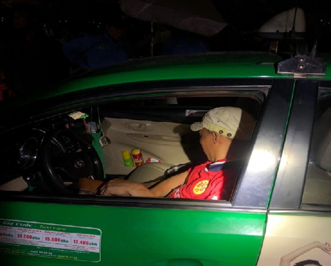 csgt-binh-duong-truy-duoi-tom-gon-ten-cuop-taxi