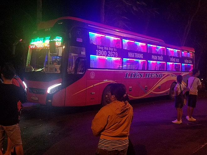 1746_xe-khach-lien-hung-bi-duy-ly-ve-cong-an-huyen