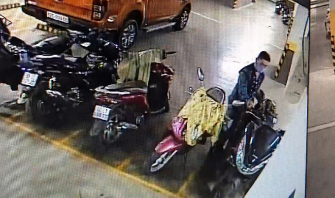 plo-ten-trom-xe-chung-cu-bi-camera-an-ninh-ghi-hin