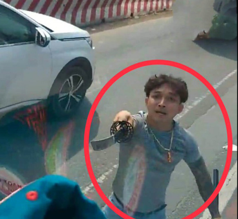 2chu-phong-gym-va-ban-gai-chem-nat-kinh-xe-taibr_2