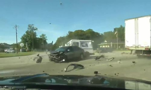 oto-con-bi-xe-container-chen-toac-dau-1573098327_5