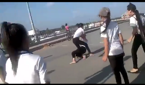 canh2nusinhdanhnhau-1428037424943