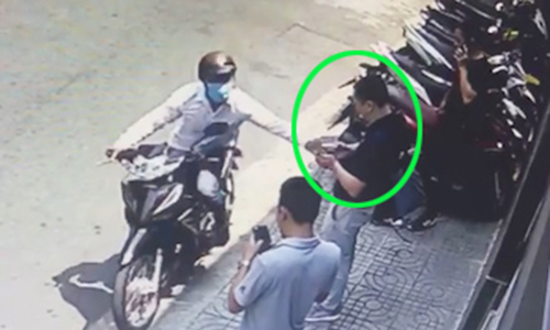 ten-cuop-giat-hut-dien-thoai-o-sai-gon-1552723291_