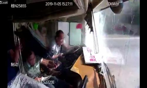 xe-tai-dam-xe-khach-nguoc-chieu-tai-xe-thiet-mang-