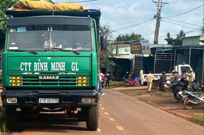 chiếc xe tải gây tai nạn tại hiện trường