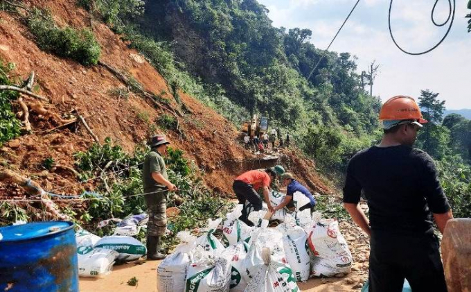 sạt lở đường vào xã hướng việt