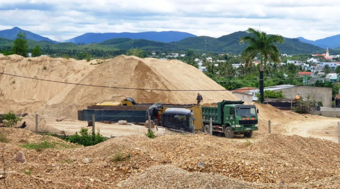 Không hiểu vì lý do gì cả một bải cát lớn được cho