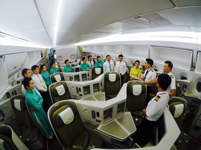 Anh 3 - Phi hành đoàn Vietnam AIrlines họp trước g