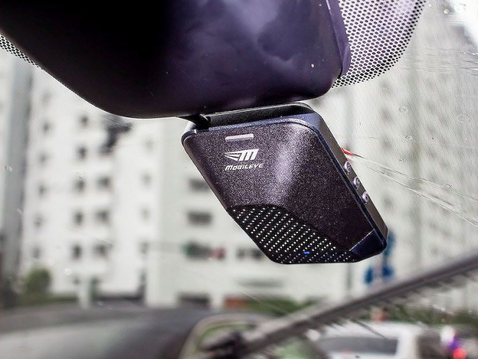 Vi xử lý kèm loa và camera của Mobileye trên kính 