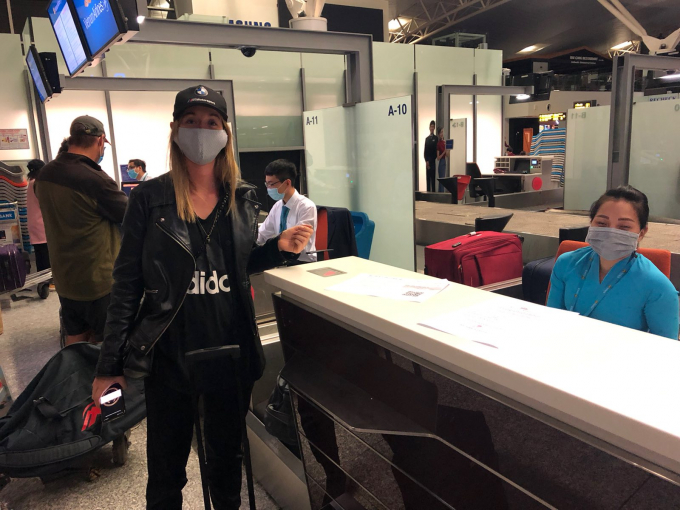 5. Công dân Anh làm thủ tục tại Nội Bài