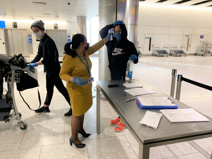 6. Hành khách Việt Nam đo thân nhiệt ở sân bay trư