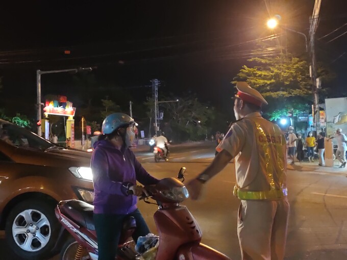 CSGT hướng dẫn người dân lưu thông, đảm bảo giao thông thông suốt.