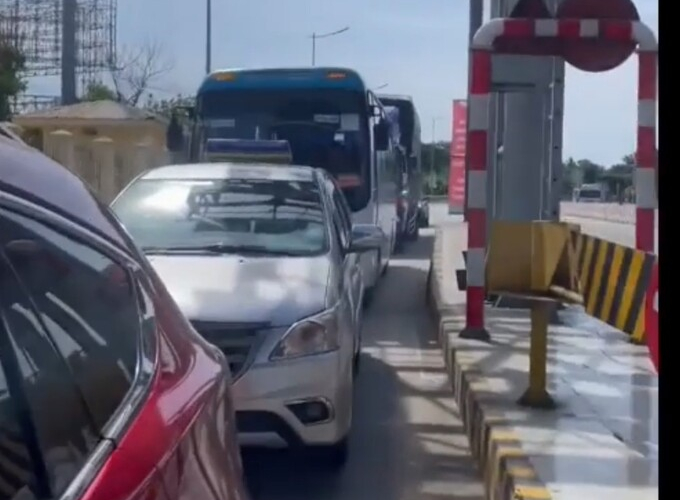 Ùn tắc giao thông khi xe biển xanh không đóng phí khi qua trạm BOT.