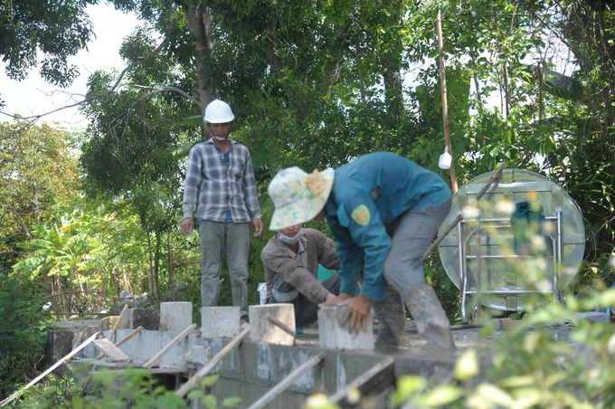 Thợ xây thi công cầu Phùng Hiệp 28 tại thôn Đàn Trung, xã Tam Dân để chuẩn bị đưa vào sử dụng dịp 27/7