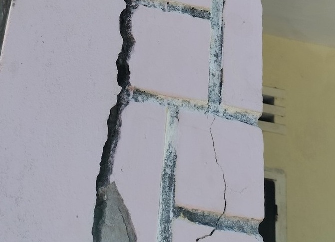 Trụ nhà người dân bị nứt toác, gây mất an toàn làm ảnh hưởng đến đời sống người dân. 